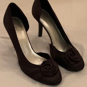FIONI: Black Pumps with Rose, Size: 8 US